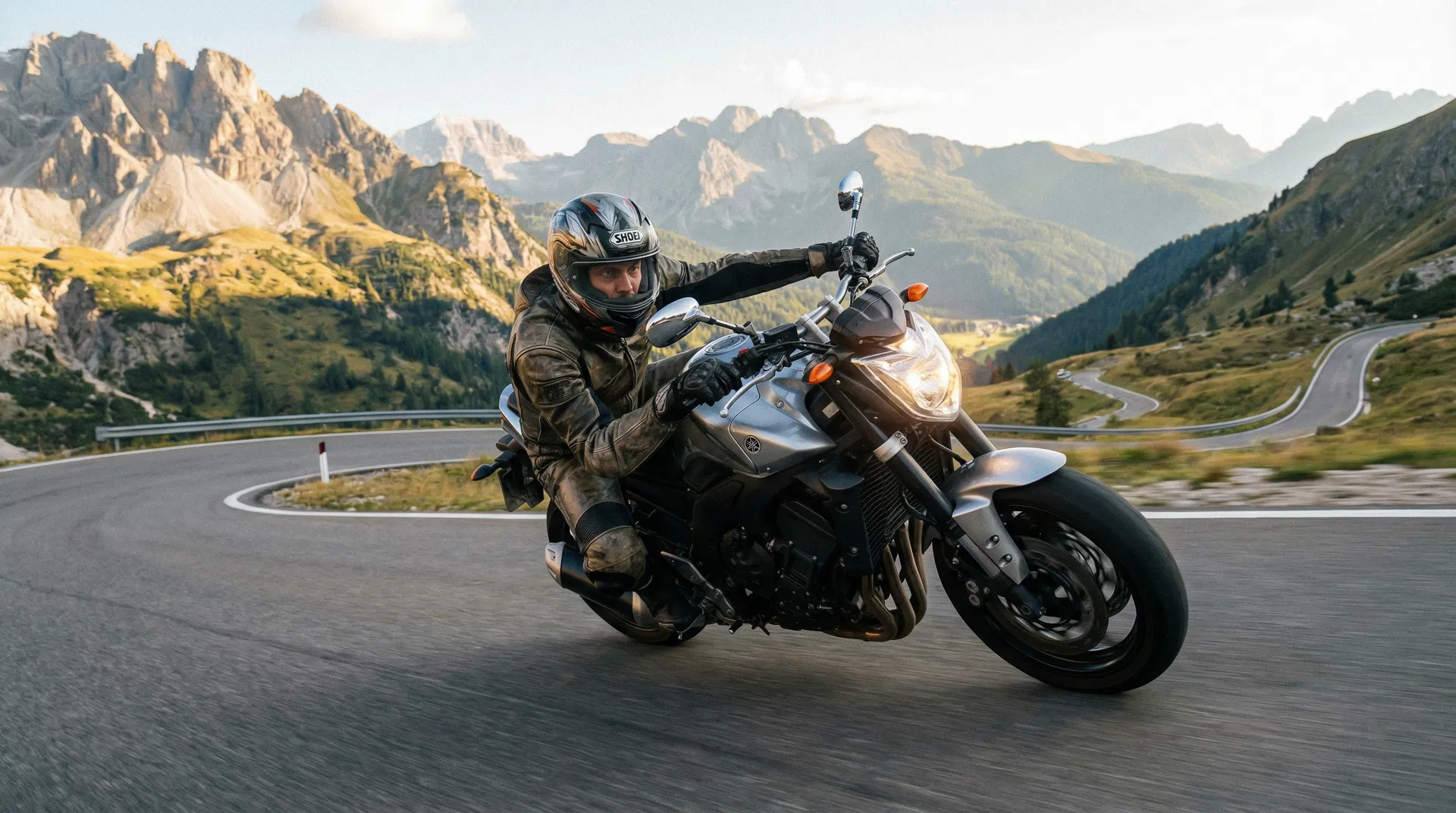 Motorrad auf einer Dolomiten-Passstraße